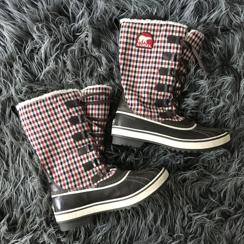 SOREL NWOT 9.5 plaid with fleece lining